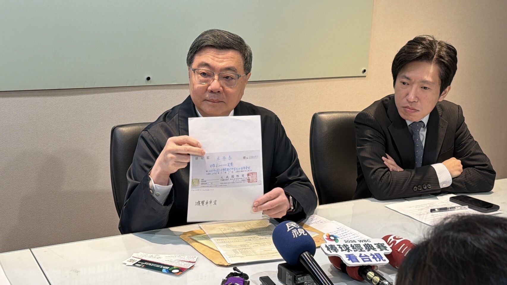 Re: [新聞] 快訊／紙袋真有單據！卓榮泰今秀赴日看球 - 八卦 - PTT.BEST 批踢踢爆文 3