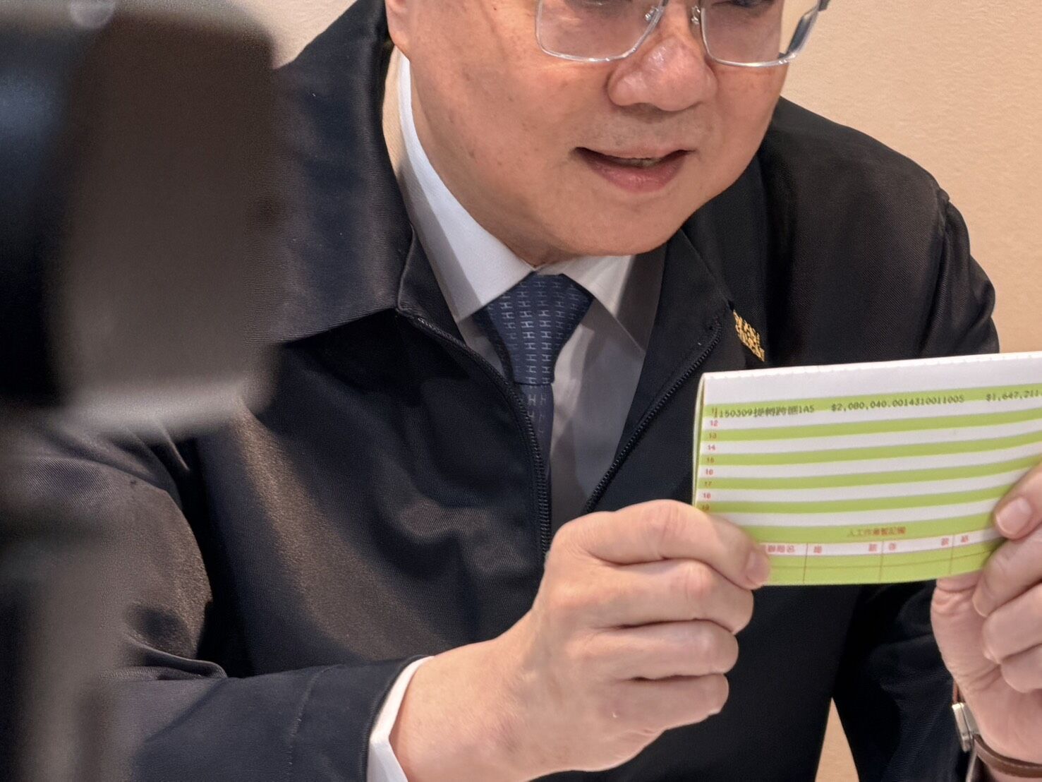 Re: [新聞] 快訊／紙袋真有單據！卓榮泰今秀赴日看球 - 八卦 - PTT.BEST 批踢踢爆文