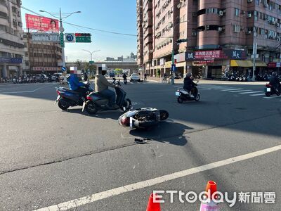 慘摔片!台中女騎士左切遭撞跌坐路中央 多車驚險閃過