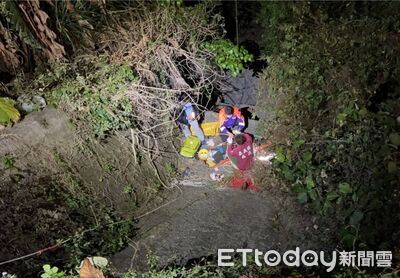 嘉義翁自家門口墜8米深陡峭邊坡　警消克服地形吊掛救援