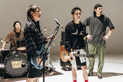 他為湊錄音費「一天工作15小時」 白天當老師晚上理貨...樂團仍解散