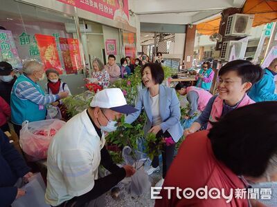 植樹節送苗吸人龍　台中議員服務處逾400人領樹苗