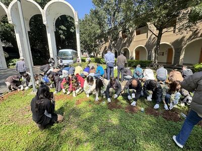 迎植樹節！　中原大學師生校園種杜鵑花