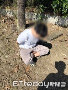 暗夜偷倒廢棄物遇苗警落跑　運將折返「砸破車窗取手機」遭逮捕