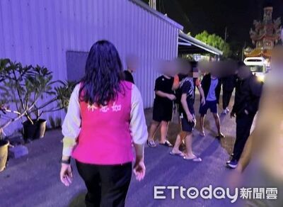 超糗！13歲少年如廁遭鐵門反鎖...受困廟中　東港警迅速解圍