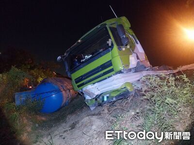 國1北上仁德段「聯結車噴出邊坡」！車流一度回堵7km　現場畫面曝光