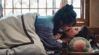 田曦薇趴身上！張凌赫誘惑問「想吃糖嗎？」狂親　《逐玉》CP戲外牽手甜度破表