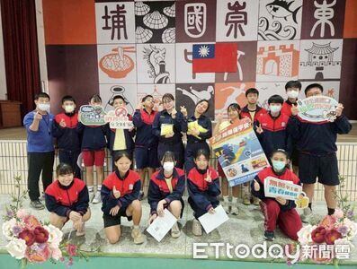 書包閃亮更安全　內埔警進崇文國中送反光條