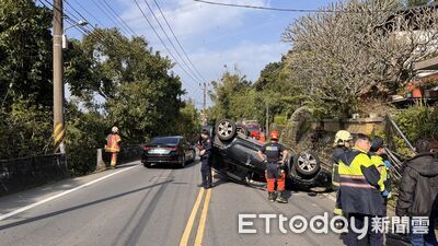 姊弟淡水掃墓祭祖！山區擦撞邊坡翻覆　四輪朝天畫面曝