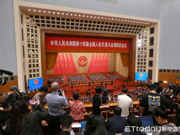 ▲▼大陸全國人大會議閉幕，通過十五五規劃綱要草案，習近平於通過後鼓掌，趙樂際主持會議。（圖／記者陳冠宇攝）