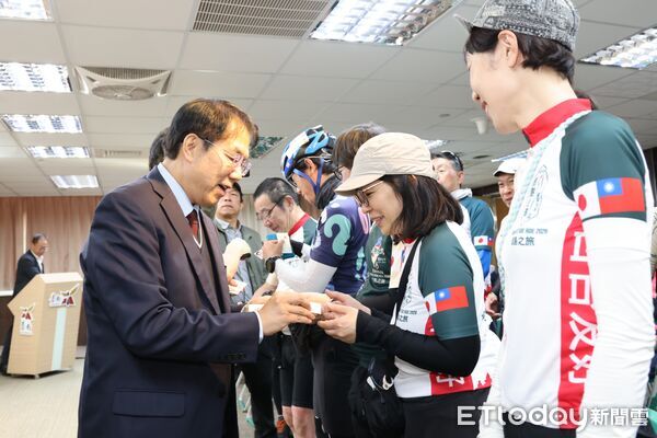 ▲日本「東日本大地震15周年自行車環台感謝之旅」團隊抵達台南，市長黃偉哲親自迎接。（記者林東良翻攝，下同）