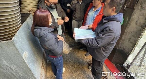 ▲基隆廟口夜市附近店家將洗鍋子產生的含油廢水倒入排水溝引發惡臭，遭環保局開罰10萬6千元。（圖／記者郭世賢翻攝）