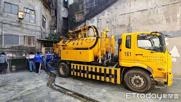 ▲基隆廟口夜市附近店家將洗鍋子產生的含油廢水倒入排水溝引發惡臭，遭環保局開罰10萬6千元。（圖／記者郭世賢翻攝）