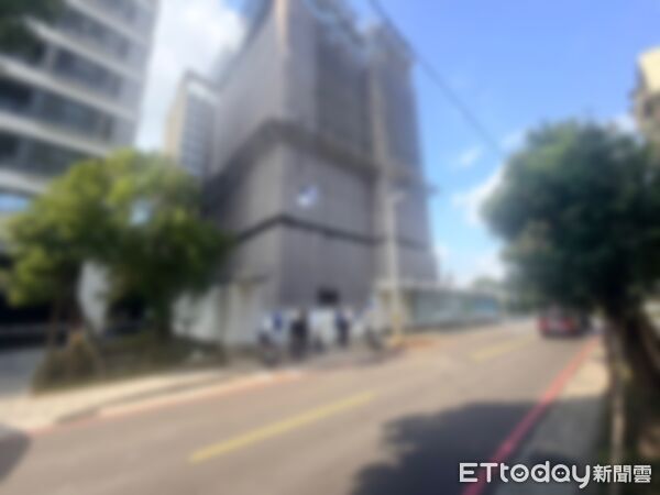 ▲新北市三重區一處社區建案發生工安事件，工人10樓墜落當場失去生命跡象。（圖／記者陳以昇翻攝，下同）