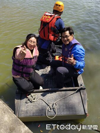 ▲南消第一大隊在新營天鵝湖公園辦理管（膠）筏操作訓練，提前備戰汛期。（記者林東良翻攝，下同）