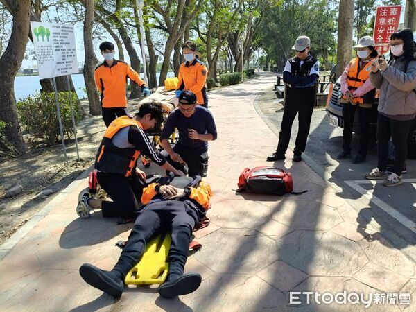 ▲南消第一大隊在新營天鵝湖公園辦理管（膠）筏操作訓練，提前備戰汛期。（記者林東良翻攝，下同）