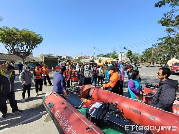 ▲南消第一大隊在新營天鵝湖公園辦理管（膠）筏操作訓練，提前備戰汛期。（記者林東良翻攝，下同）