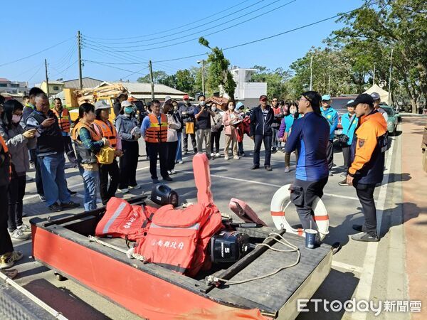 ▲南消第一大隊在新營天鵝湖公園辦理管（膠）筏操作訓練，提前備戰汛期。（記者林東良翻攝，下同）