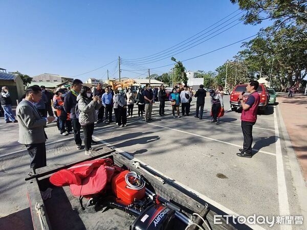 ▲南消第一大隊在新營天鵝湖公園辦理管（膠）筏操作訓練，提前備戰汛期。（記者林東良翻攝，下同）