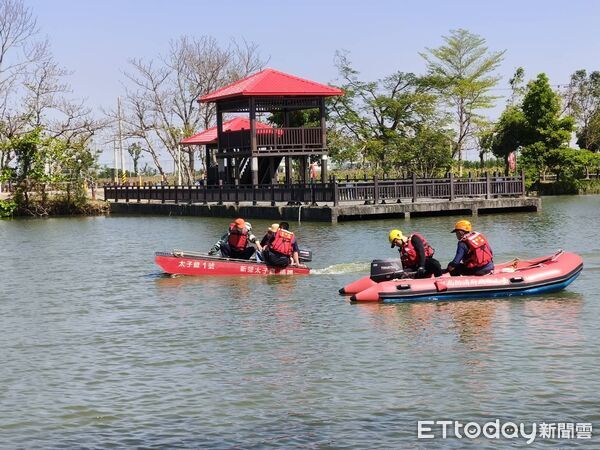 ▲南消第一大隊在新營天鵝湖公園辦理管（膠）筏操作訓練，提前備戰汛期。（記者林東良翻攝，下同）