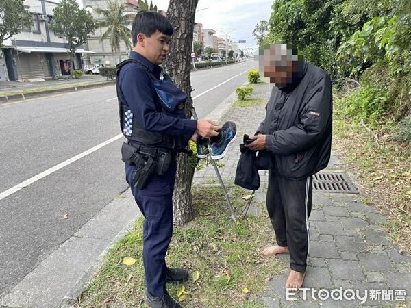 ▲寶桑警關懷弱勢贈衣保暖。（圖／記者楊晨東翻攝）