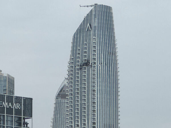 ▲▼ 杜拜一棟高樓被墜落的無人機擊中。（圖／路透）