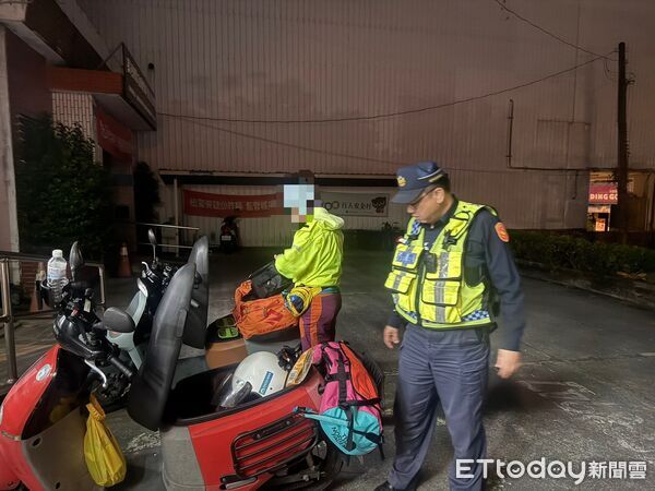 ▲太麻里警協助港籍旅客更換電池。（圖／記者楊晨東翻攝）