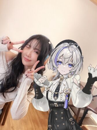 ▲▼ 黃玠瑋與《極深空計畫》成員之一埃穆亞。（圖／環球音樂提供）