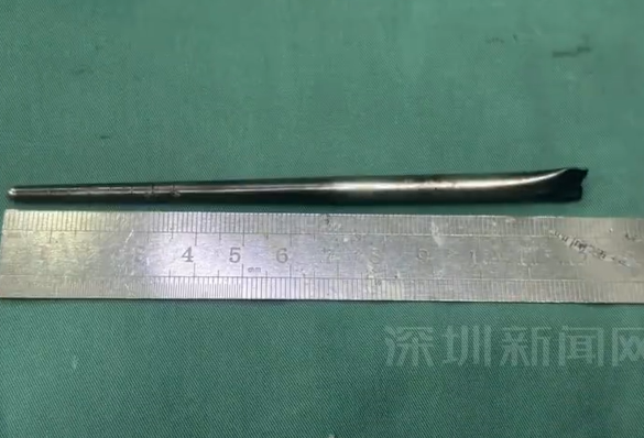▲12cm的金屬筷。（圖／翻攝自微博）