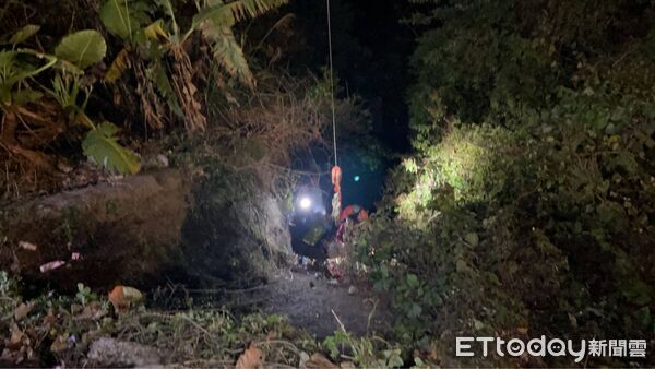 ▲▼  嘉義大埔深夜驚魂！八旬老翁失足墜8米深谷 警消懸崖吊掛生死救援  。（圖／民眾提供）