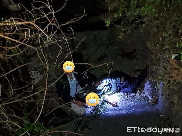 ▲▼  嘉義大埔深夜驚魂！八旬老翁失足墜8米深谷 警消懸崖吊掛生死救援  。（圖／民眾提供）