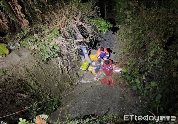 ▲▼  嘉義大埔深夜驚魂！八旬老翁失足墜8米深谷 警消懸崖吊掛生死救援  。（圖／民眾提供）