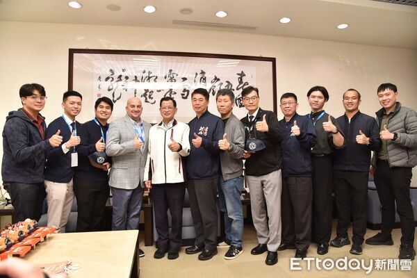 ▲▼學員實務操作演練，新北市消防局長陳崇岳（中）與美國 Kevin Joles 科長（左四）、泰國 Sattha Riyapan 副教授（左三）合影 。             。（圖／記者陳以昇翻攝）