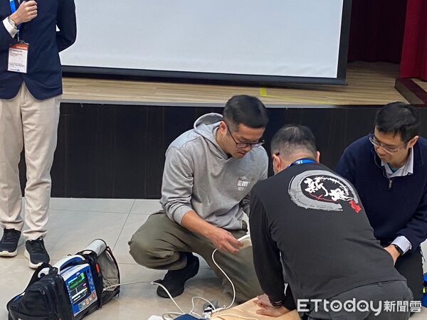 ▲▼學員實務操作演練，新北市消防局長陳崇岳（中）與美國 Kevin Joles 科長（左四）、泰國 Sattha Riyapan 副教授（左三）合影 。             。（圖／記者陳以昇翻攝）