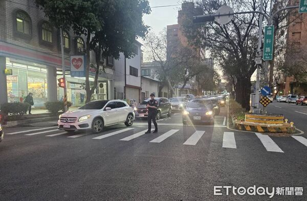 ▲▼台中路樹遭強風吹倒橫躺2車道。（圖／民眾提供，下同）
