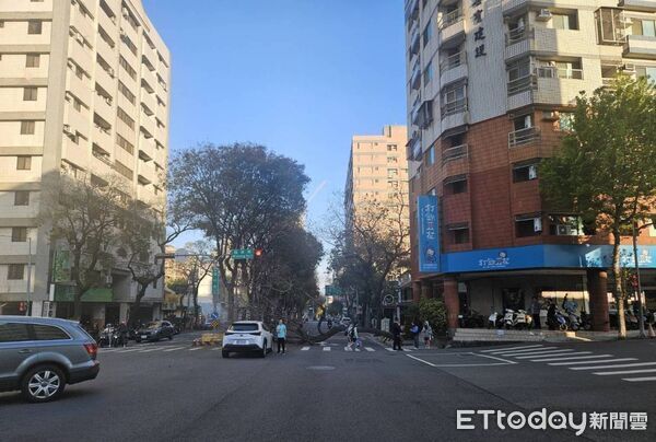 ▲▼台中路樹遭強風吹倒橫躺2車道。（圖／民眾提供，下同）