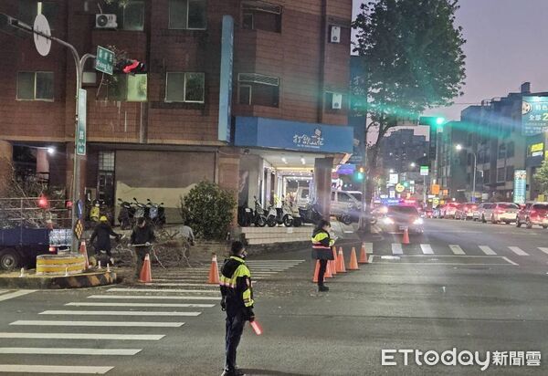 ▲▼台中路樹遭強風吹倒橫躺2車道。（圖／民眾提供，下同）