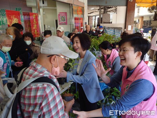 ▲議員陳俞融在服務處舉辦植樹節贈苗活動，共準備1200株苗木免費發放。（圖／記者游瓊華翻攝）