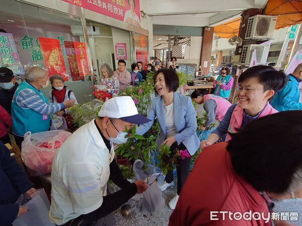 ▲議員陳俞融在服務處舉辦植樹節贈苗活動，共準備1200株苗木免費發放。（圖／記者游瓊華翻攝）