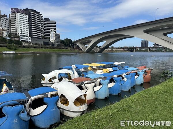 ▲▼新北碧潭天鵝船碼頭旁發現一具浮屍，警方到場打撈確認已死亡。（圖／記者陸運陞翻攝）