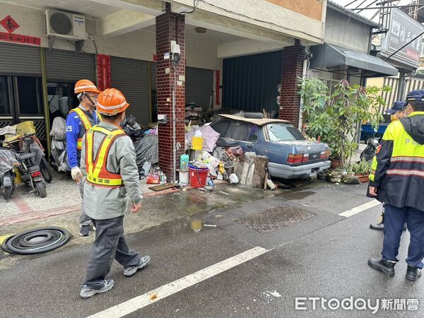 ▲清潔隊將占用道路的盆栽與路障搬離，恢復道路通行空間。（圖／記者游瓊華翻攝）