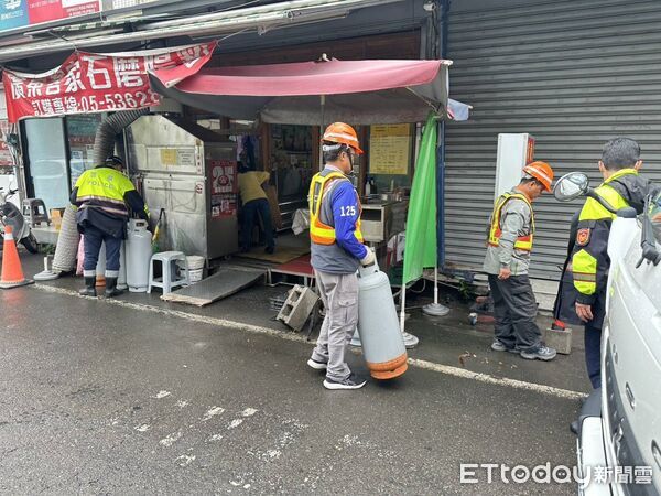 ▲清潔隊將占用道路的盆栽與路障搬離，恢復道路通行空間。（圖／記者游瓊華翻攝）