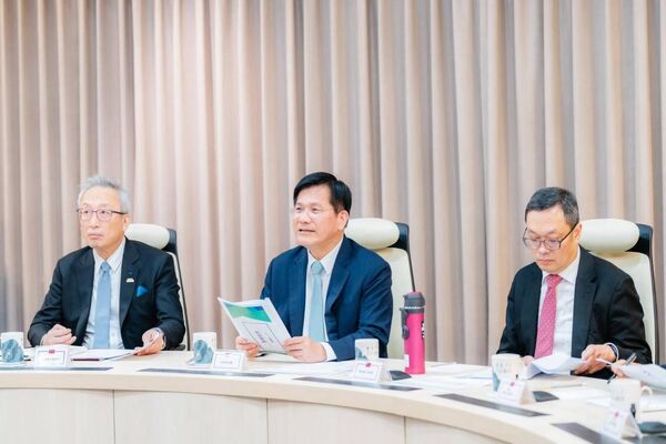▲▼外交部長林佳龍（中）主持中東情勢應變視訊會議，政務次長吳志中（左）及政務次長陳明祺（右）共同與會。（圖／外交部提供）