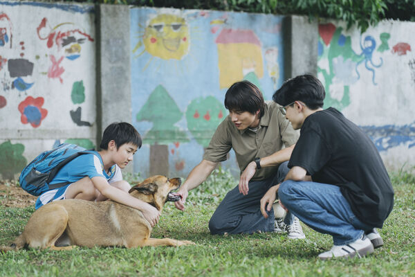 ▲范少勳為《失樂園》蹲點育幼院。（圖／冬候鳥電影、文策院提供）