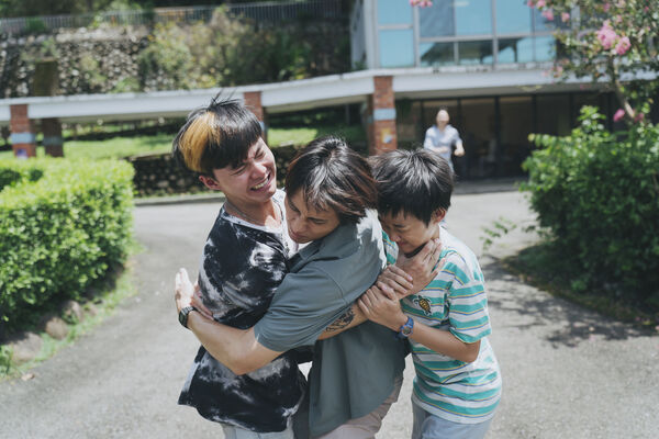 ▲范少勳為《失樂園》蹲點育幼院。（圖／冬候鳥電影、文策院提供）