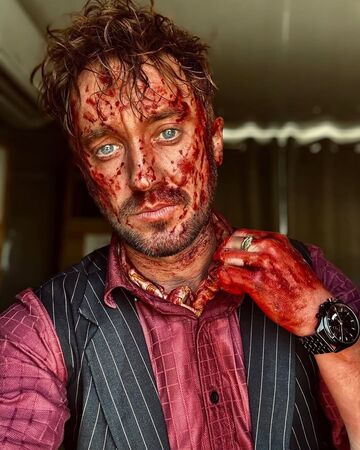 ▲「跩哥馬份」男星湯姆費爾頓，在新片《他們要殺你》放下魔杖、改拿西瓜刀大開殺戒。（圖／華納提供）