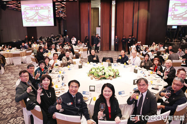 ▲台南市長黃偉哲出席「2026台南新藝獎頒獎典禮」，頒獎表揚新銳藝術家。（記者林東良翻攝，下同）