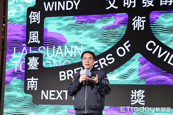 ▲台南市長黃偉哲出席「2026台南新藝獎頒獎典禮」，頒獎表揚新銳藝術家。（記者林東良翻攝，下同）