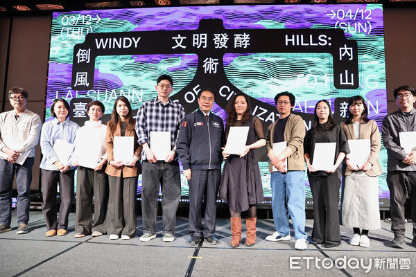 ▲台南市長黃偉哲出席「2026台南新藝獎頒獎典禮」，頒獎表揚新銳藝術家。（記者林東良翻攝，下同）