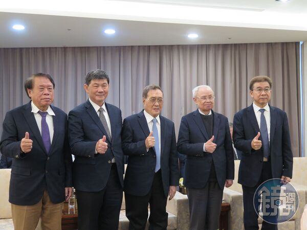 台塑集團總裁吳嘉昭（中）舉行記者會，台塑化董事長曹明（左1）、台塑董事長郭文筆（左2）、台化董事長洪福源（右2）、台塑總管理處總經理林善志（右1）共同出席。